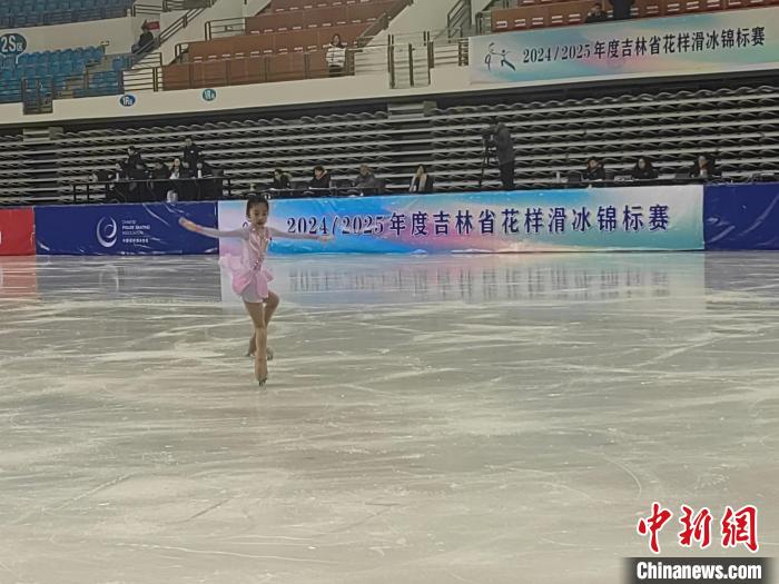 吉林花滑小将冰上起舞：64名高水平选手齐聚吉林