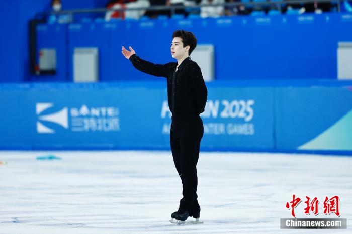 在哈尔滨举行的亚冬会花样滑冰男子单人滑短节