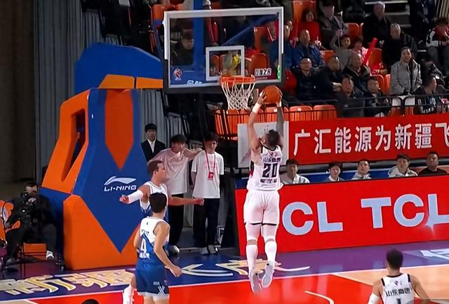 山东男篮客场大胜新疆男篮 三连胜延续强势