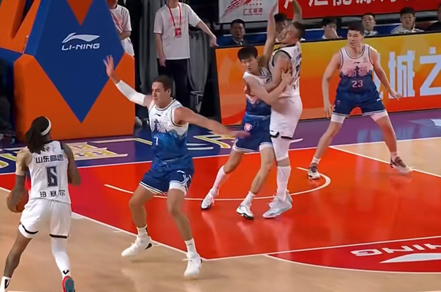 山东男篮客场大胜新疆男篮 三连胜延续强势