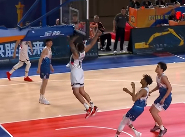 山东男篮客场大胜新疆男篮 三连胜延续强势