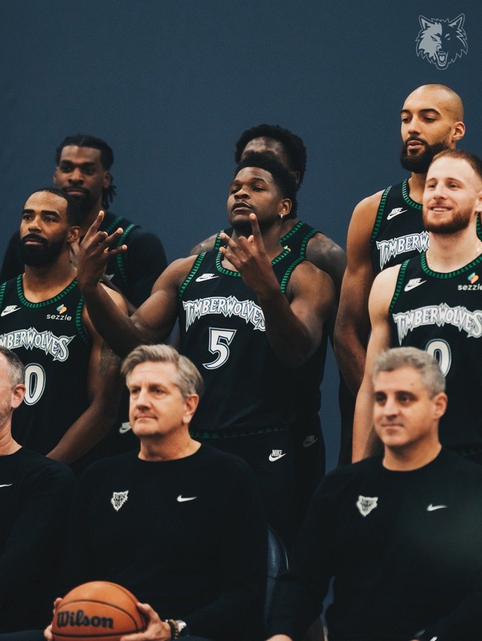 森林狼队发布全新团队照