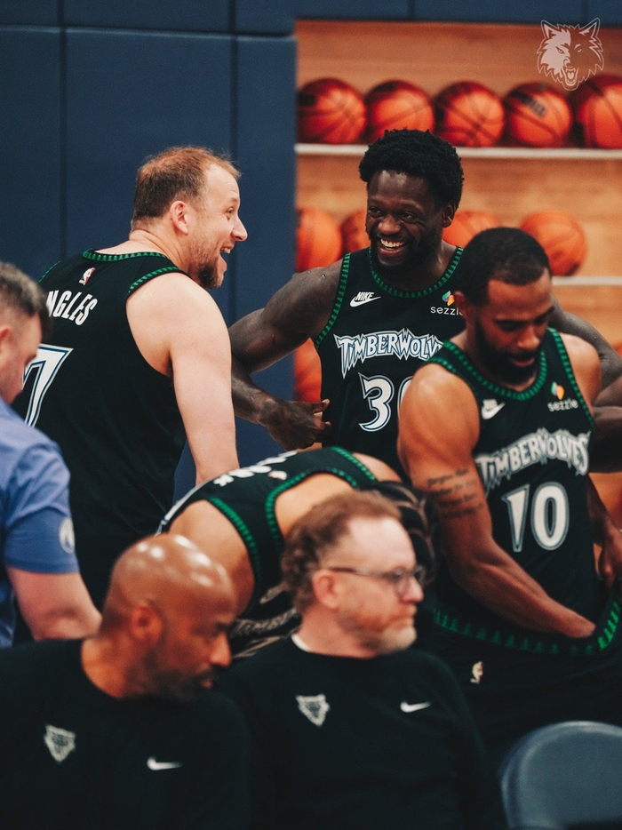 森林狼队发布全新团队照展现团队凝聚力