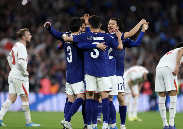 日本队1-0力克英格兰，巴萨式破门展现战术精髓