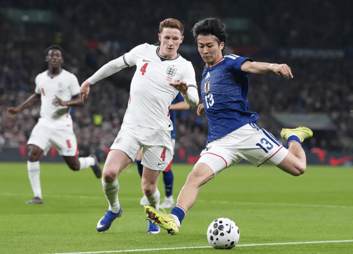 日本队1-0力克英格兰，巴萨式破门展现战术精髓