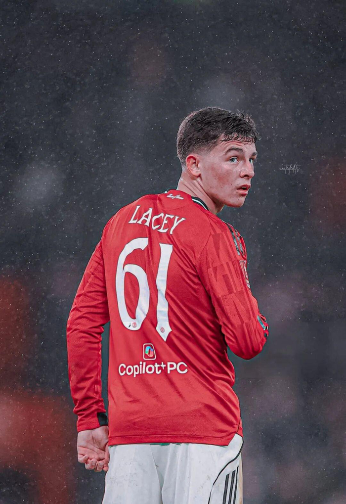 曼联青训边锋谢伊·莱西正式跻身一线队，备战皇