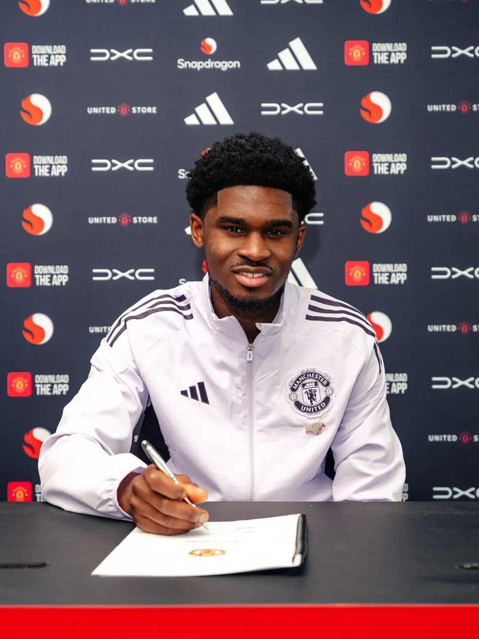 曼联青训边锋谢伊·莱西正式跻身一线队，备战皇