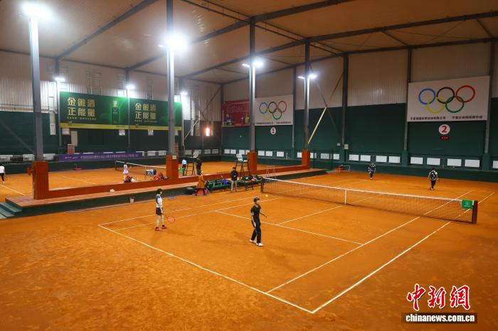 银川家庭杯网球公开赛正式开赛，70组家庭参赛彰